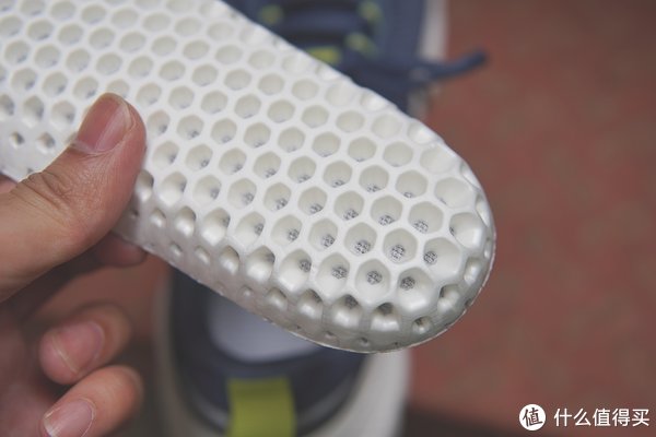 鞋底|跑起来不用太贵的装备，初跑者的入门选择——FREETIE城市轻跑鞋2