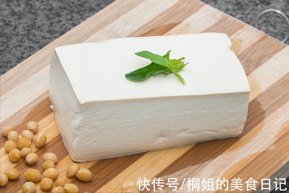 冬天馋豆腐,用不着出门买,一把黄豆一勺白醋,自己在家就能做