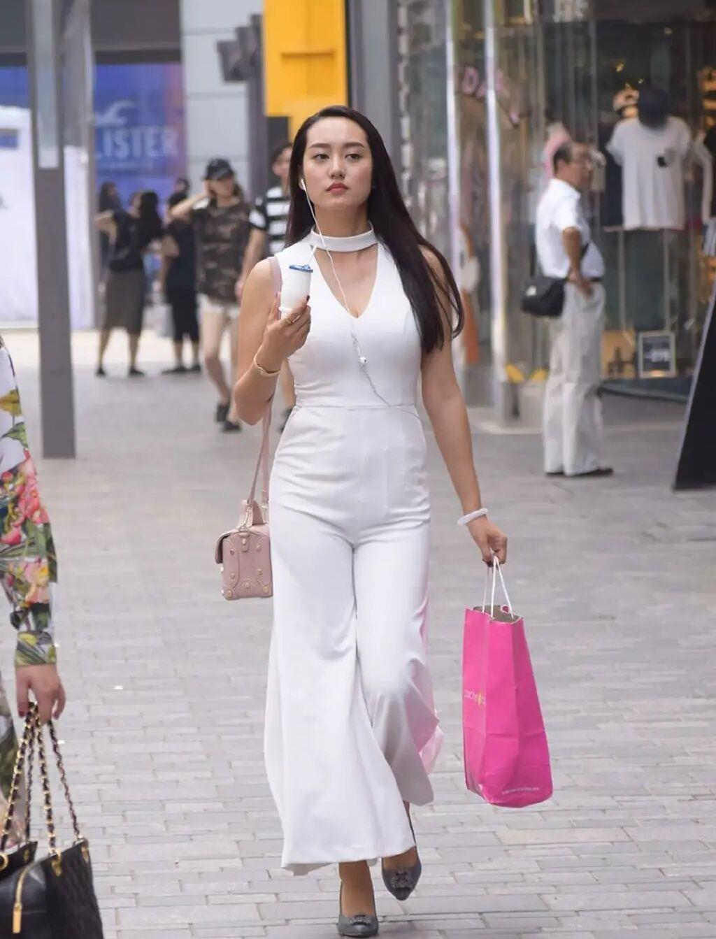 违背|“装嫩”不是长久之计，40岁女性穿搭要慎重，切忌违背基本原则！