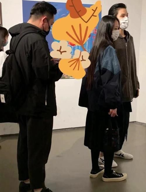向佐|郭碧婷一家五口看动画展，cora打扮粉嫩超可爱，长得像爸爸