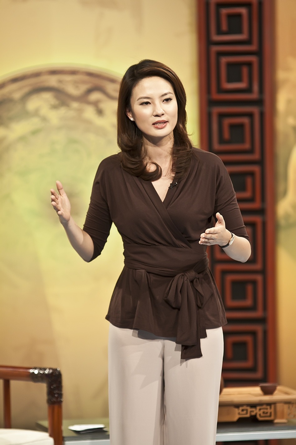 刘芳菲很有成功企业家气质范，穿白色西服套装干练大气，高级优雅