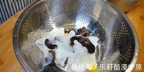 泡软|夏天没胃口试试这一黑一白的凉拌菜,一拌就上桌,家人都说好