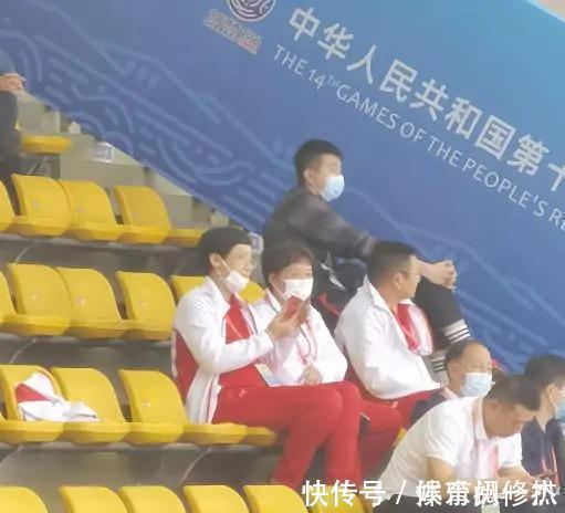 为老家女排鸣不平!郎平热门接班人质疑裁判,脚踩椅子动作不文明
