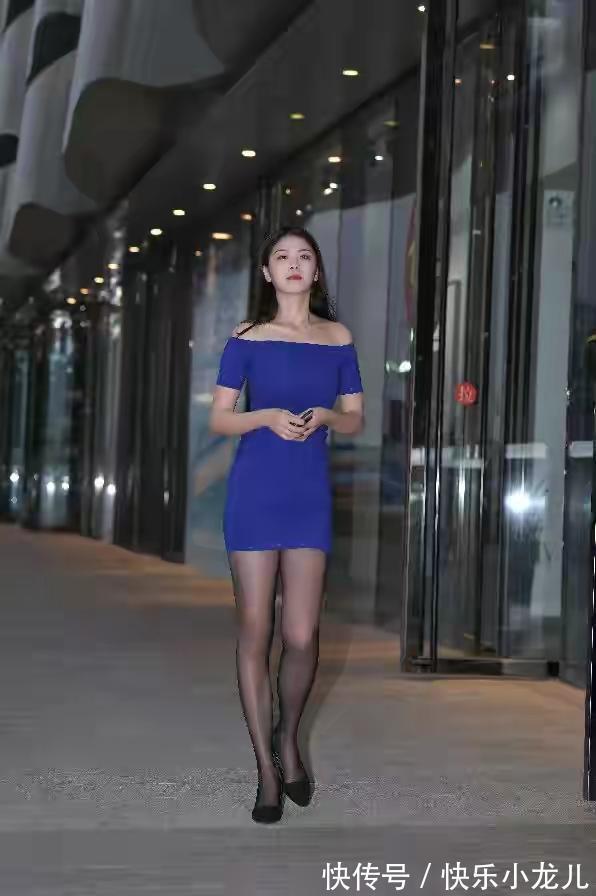 修身 小姐姐一身蓝色修身连衣裙,搭配黑丝袜,看上去很有时尚气质