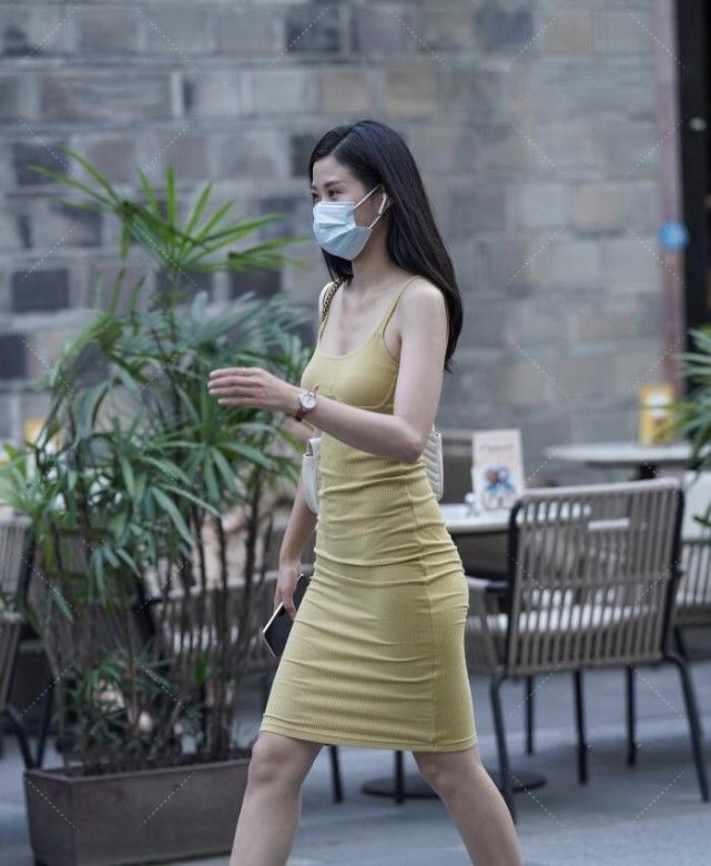 黄灰色裹身裙走怀旧风格,白色包包美得出众,背面设计简约大方