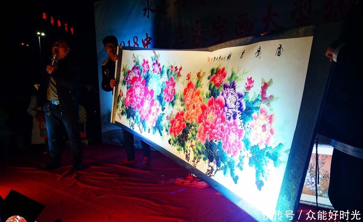 老鹰|男子画只老鹰当鸡卖,六尺作品40元,有人说贵有人称糊墙划算