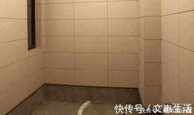 卫生间|看邻居家卫生间的装修，头次见贴瓷砖留空一排，后悔我家装太早了