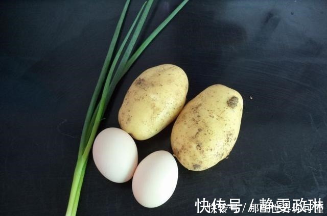 黑胡椒粉|两个土豆两个鸡蛋，无需面粉做美食，儿子吃一次就忘不了，真香