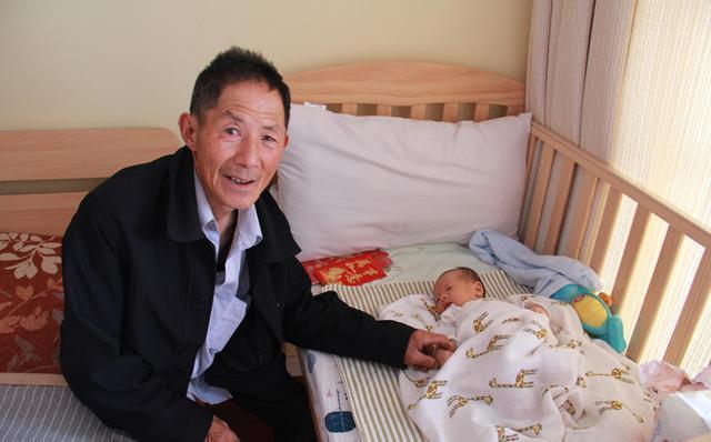 名字|爸爸姓“有”,爷爷给三胞胎取名字,邻居听后直呼:这名字真霸气