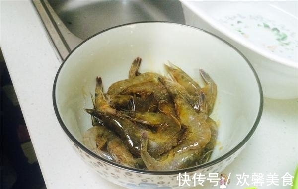 好吃|烧虾的小技巧,只需加一步,入味又好吃,家人都抢着吃
