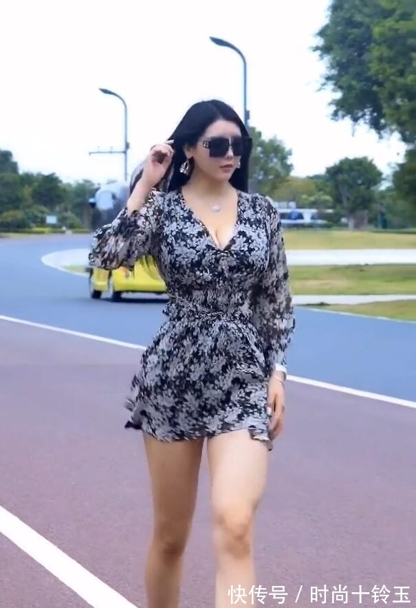 高跟鞋|碎花雪纺裙看似随性,一般人驾驭不了,主要还是看气质