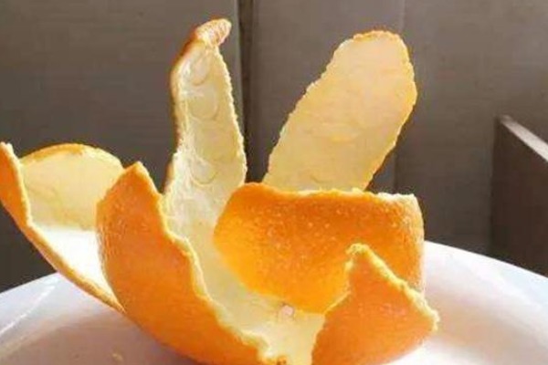 用桔子皮泡脚太厉害了,能缓解一大烦恼,中老