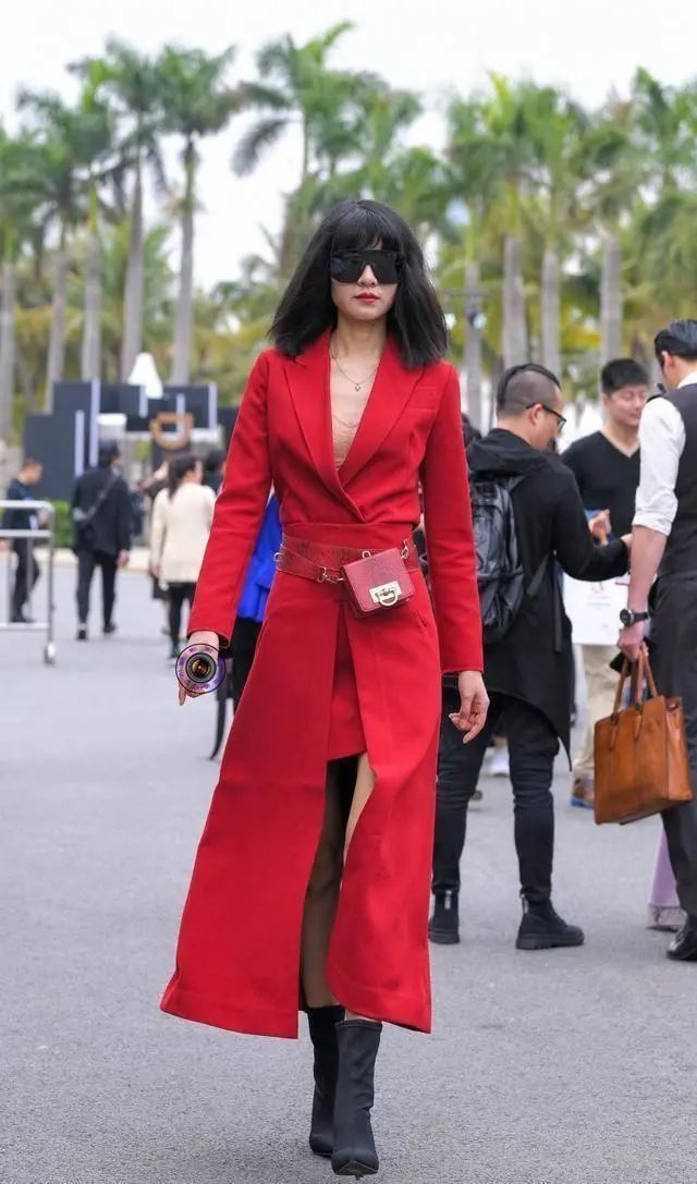 蕾丝|街拍美女:连衣裙自带女王光环,得体耐看又时尚,不信你看