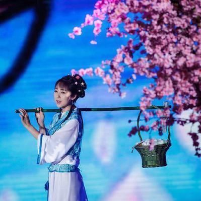 天天把歌唱 凭借《星光大道》成名,走红后撬走别人丈夫,前妻女儿公开哭诉!