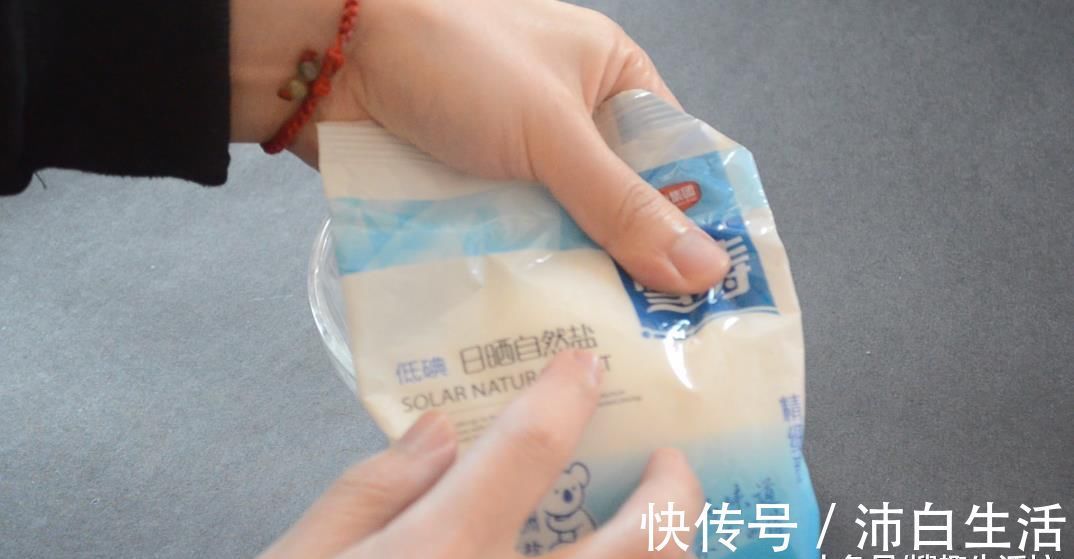 洗碗槽的排水口又脏又臭难清洗 用这个方法能帮你解决, 省钱又实用