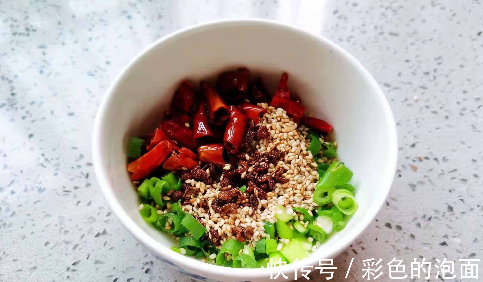 美味|蒸一下撕成条再浇上汁的美味茄子`