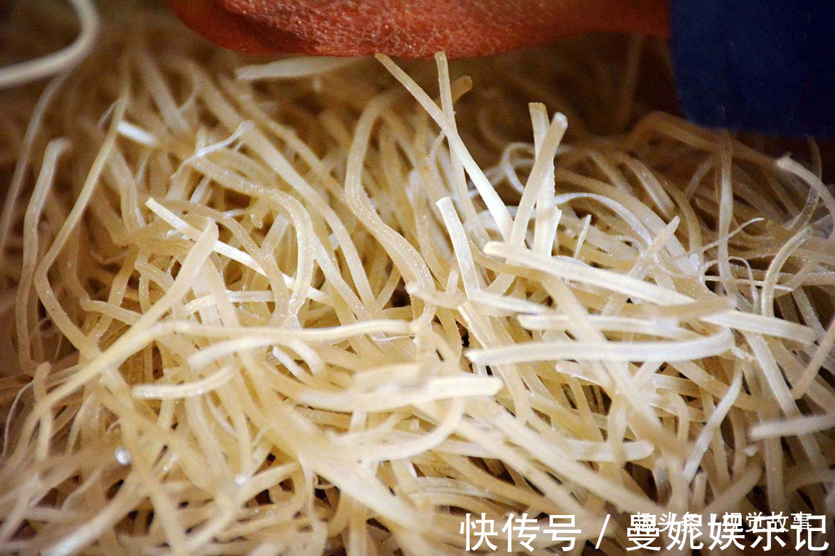 装修|楼房建成10年不装修,47岁村民在屋内铺满粉丝,儿子很争气