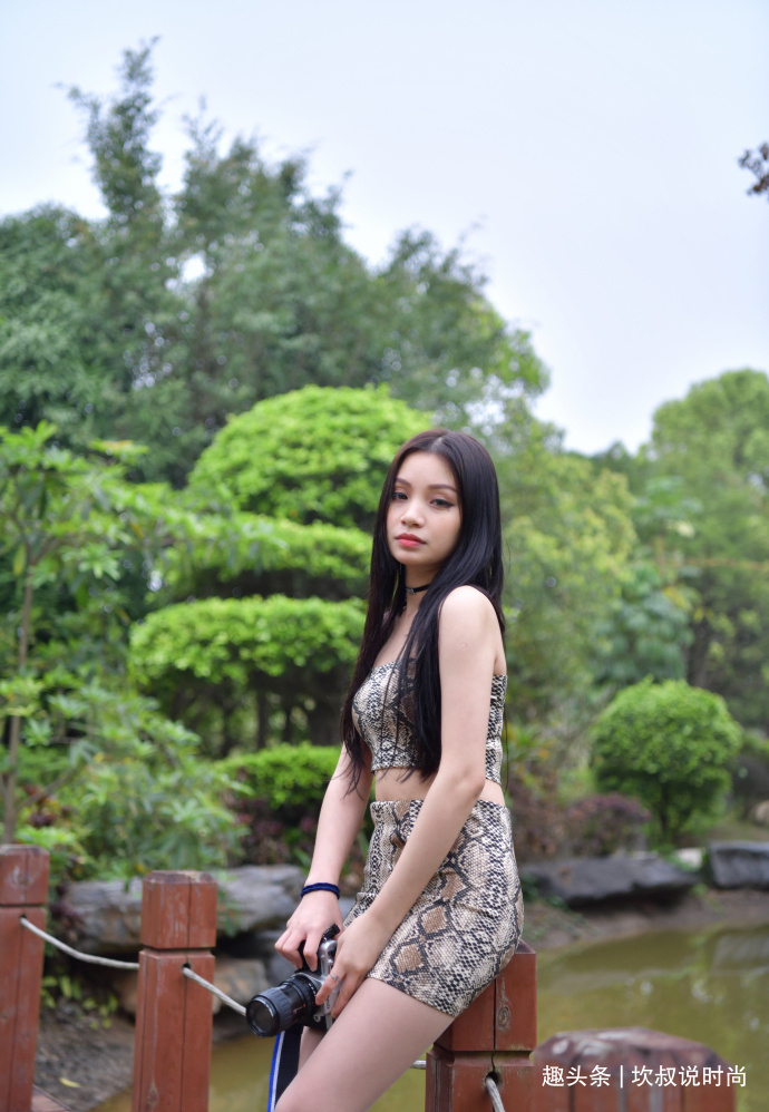 蛇纹|高冷“御姐”的别致穿搭,蛇纹裙搭配“恨天高”,轻松胜人一筹!