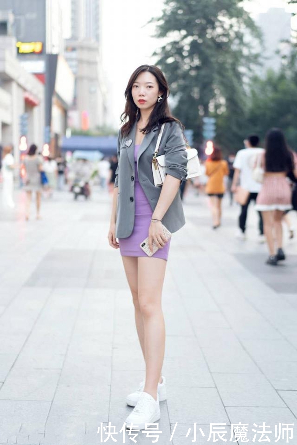 路人街拍,下衣失踪的穿法,尽显一双笔直的大长腿,看着十分养眼