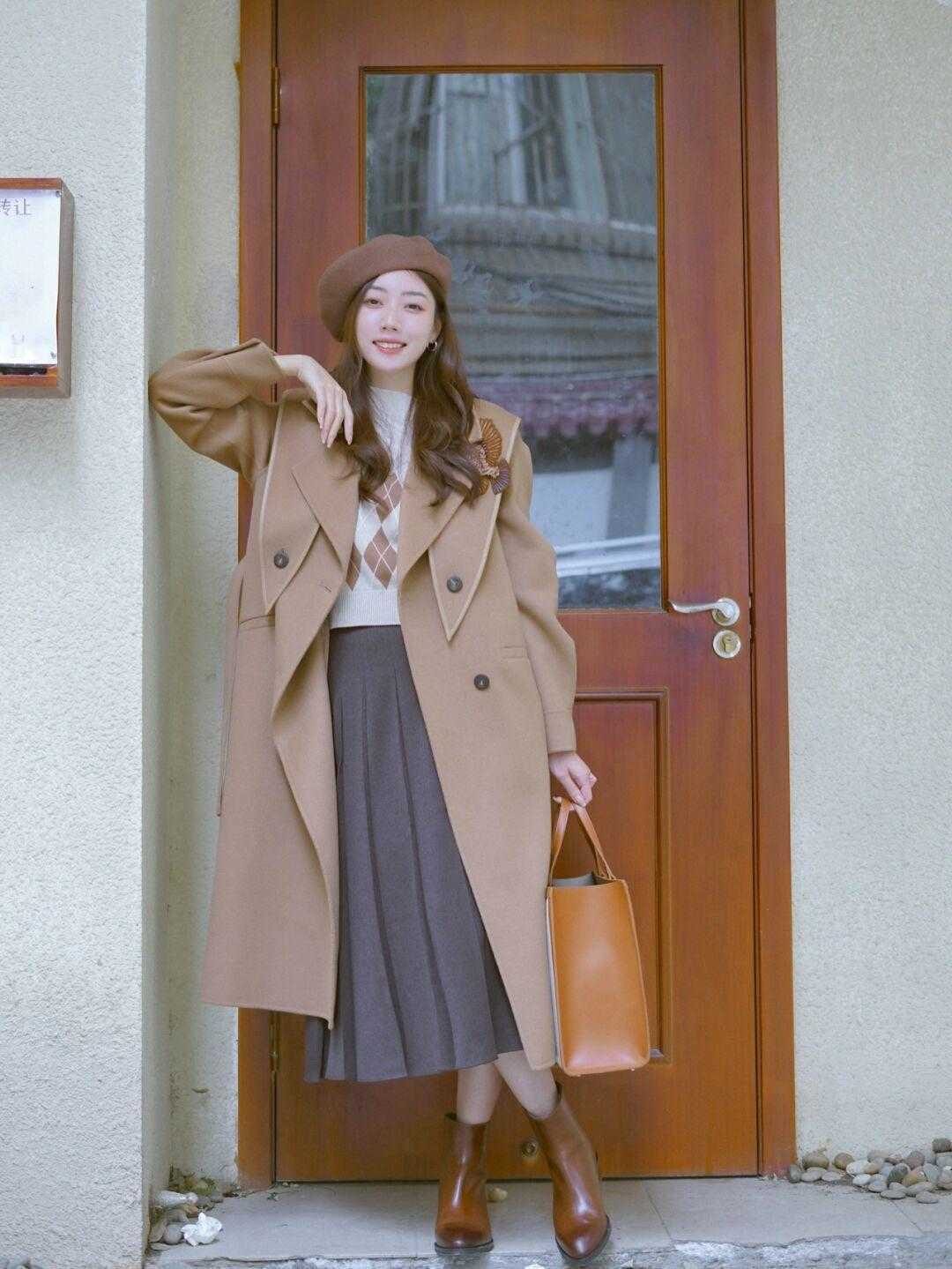 格子 秋冬季节“大衣”怎么穿?搭配针织衫和半身裙优雅大气,高级时髦