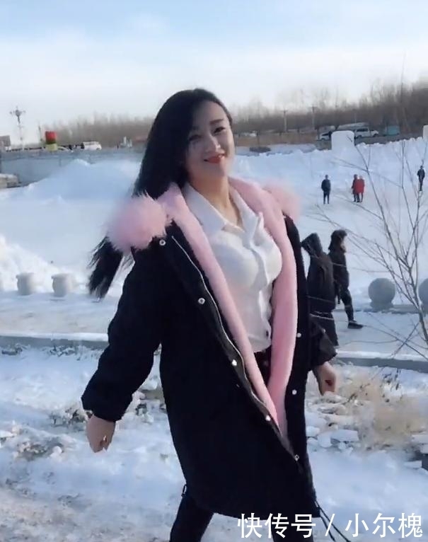 雪景中“衬衫外穿”美女,加上一件大衣,扬长避短!