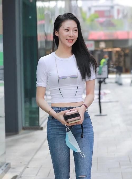 小姐姐 小姐姐穿紧身牛仔裤,搭配休闲短款T恤,舒适气质又彰显个性