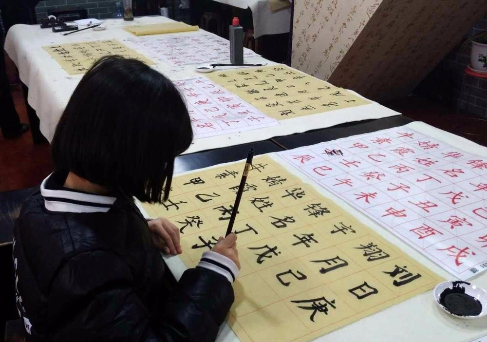 3年级男孩的作业本走红,字迹堪比“印刷体”,妈妈却开心不起来