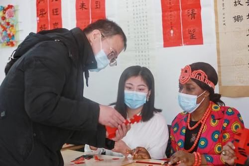 剪窗花写春联！看让留学生在太原如何就地过年