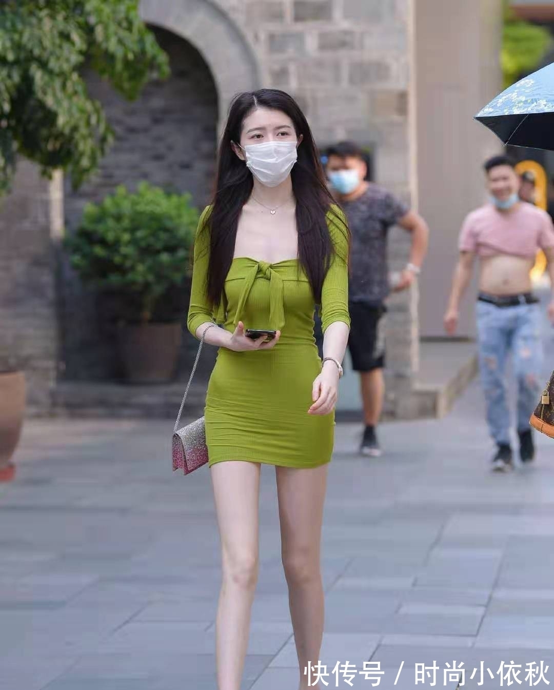 纯色|这才是苗条女生该有的穿搭,修身的款式配上草绿色,显年轻又优雅