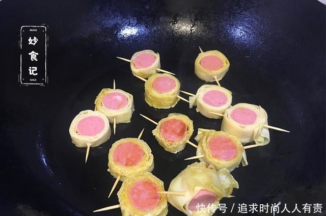 别去外面吃烧烤了,学会这道豆皮和香肠做的小吃,香辣开胃吃不够