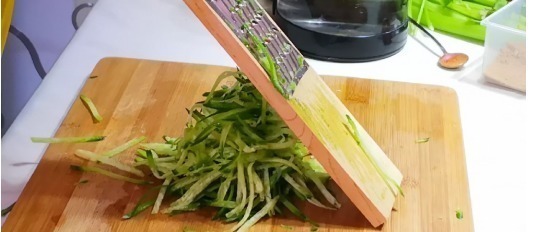 原来这才是萝卜饺子最好吃做法,调馅是关键,萝卜没异味还格外鲜