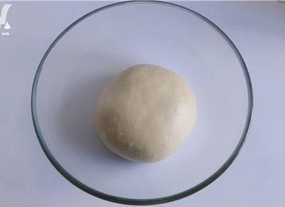 用糯米粉做甜点很容易几分钟就可以做出来它又软又糯,味道鲜美,而且还刷过