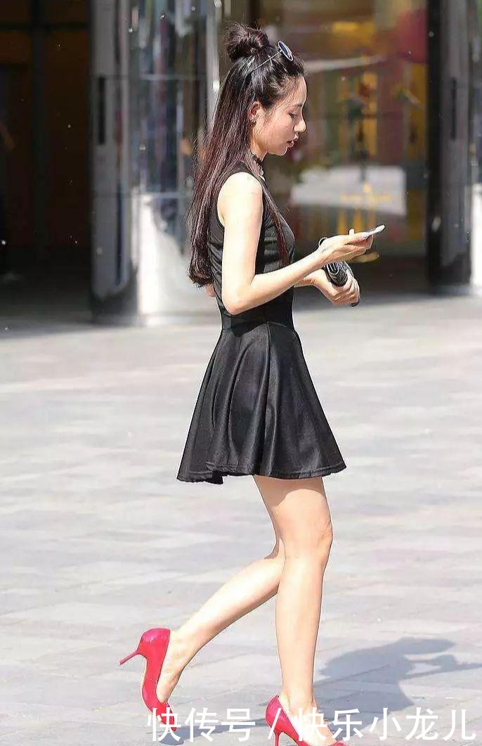 美女米色系穿搭,整体的气质散发出一种女神般的优雅