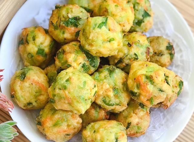 萝卜丸子|茼蒿新吃法，不炒不凉拌，出锅金黄酥脆，清香软嫩，入味有嚼劲