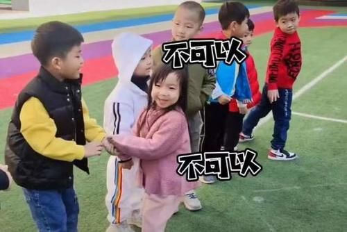 幼儿园老师开展游戏，让小朋友自己挑选异性伙伴，结局太意外