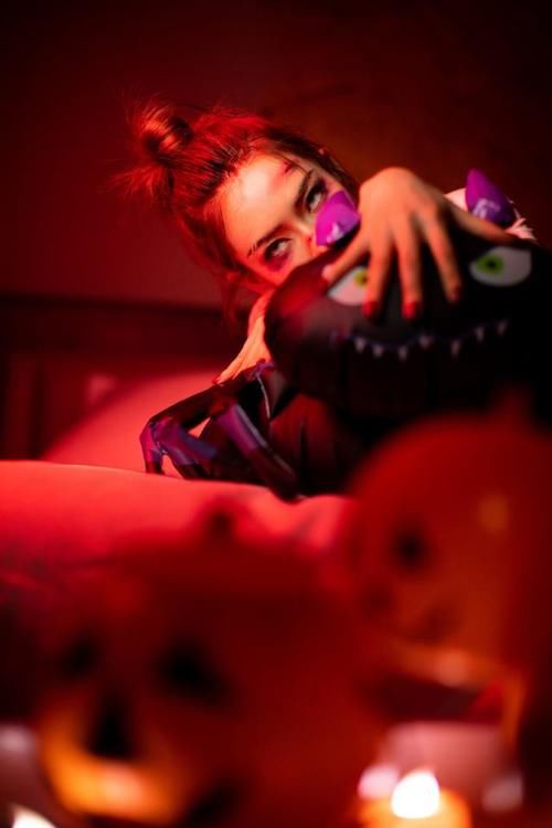 妆容还|万圣节，戚薇妆容吓人，张雪迎大眼抢镜，而章子怡妆容显丑很成功