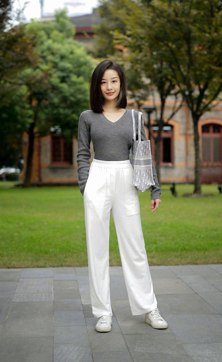 时尚界刮起一波清新慵懒风,阔腿裤裤管越宽,穿着就越时髦