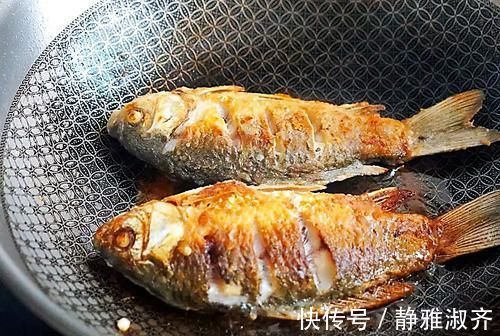 鱼腥味|不管炖哪种鱼,都不要加这“2种料”否则鱼汤不白不鲜还很腥!