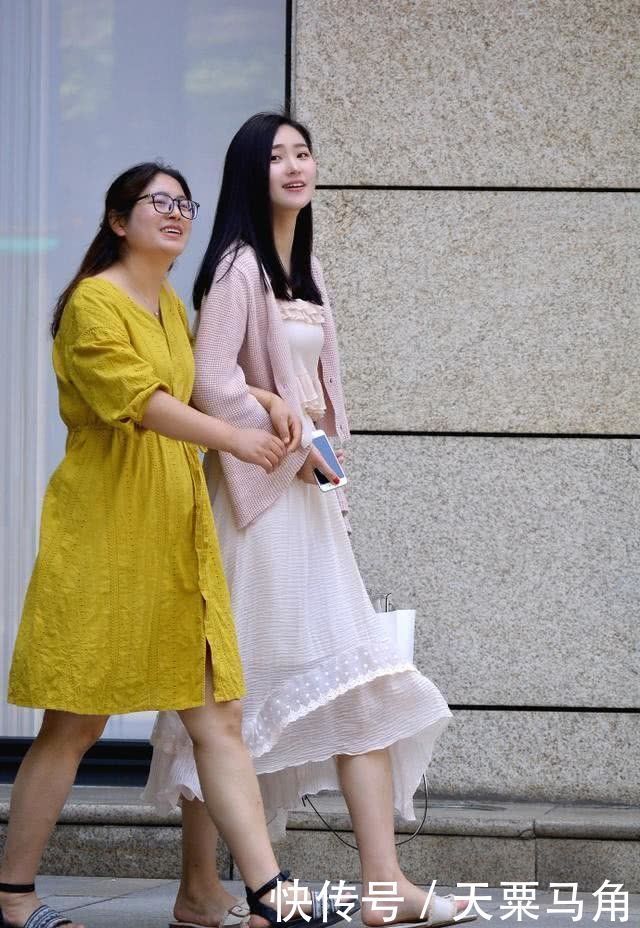 拥有|街拍美女拥有完美的身材比例,穿着帅气与性感集于一身,尽显女性风采