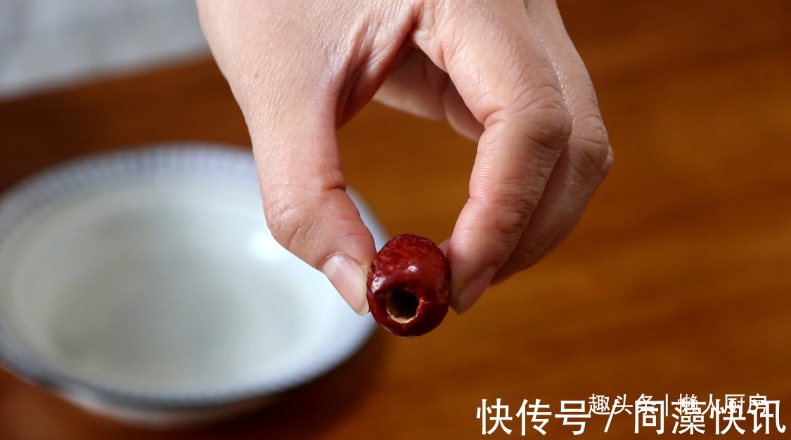 水洗|红枣用水洗一下,捅出枣核,这样低温烤一下,香香脆脆的
