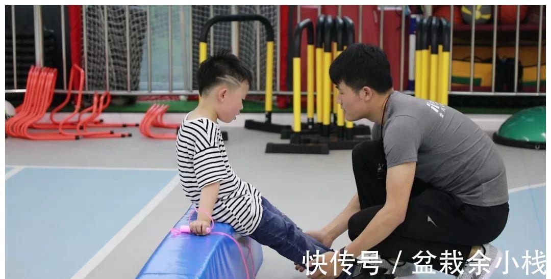 协调性|幼儿园老师,为什么都开始让孩子学跳绳?这个原因你想不到