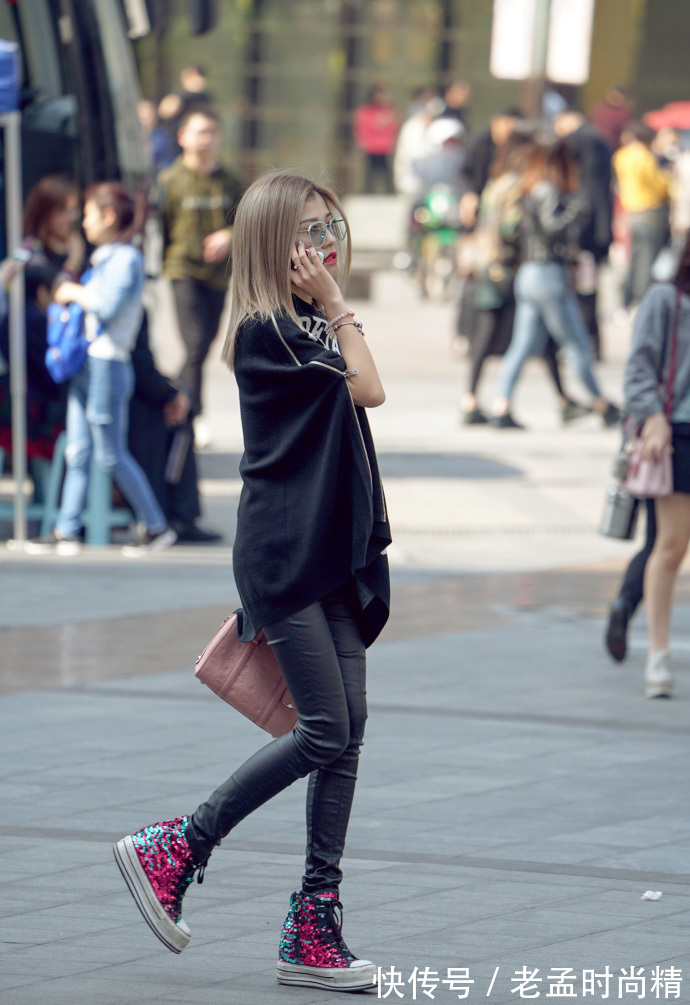 牛仔裤|街拍,斗蓬大衣搭配紧身背心与牛仔裤,轻松让你气场全开!