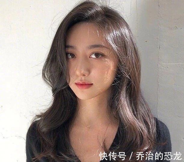 脸型 想拥有女神级偏分发型，不要忘记做这两件事，修饰脸型更有高级感！