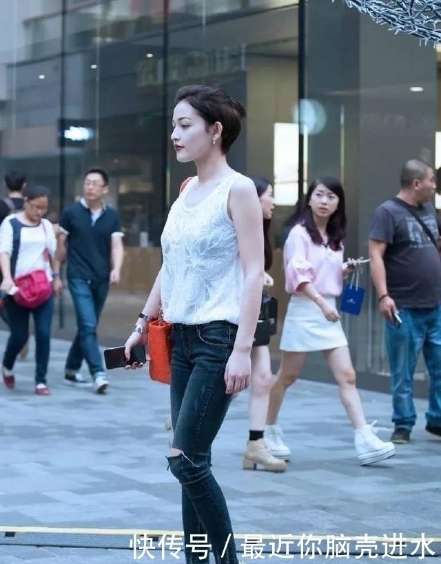 街拍:小姐姐一头短发,扎着一个小小的马尾,看上去青春又俏皮