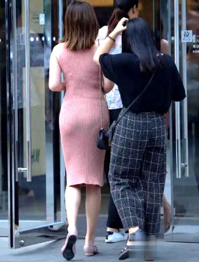 身穿|美女姐姐身穿粉色连衣裙,腰间的设计真是太有“心机”了