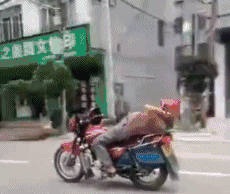 |幽默笑话:“看清楚喔!等会儿出来,别说我偷了你们的猴子!”……