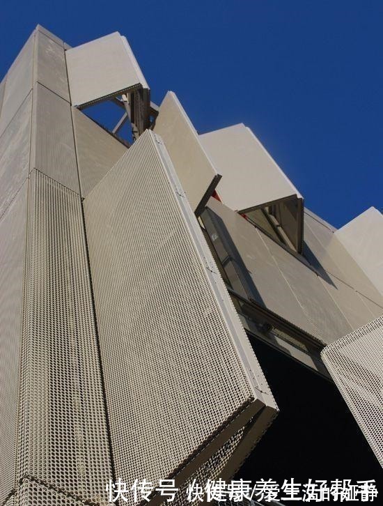 找到你|打开是阳台,关上就是一面墙,外国小区整栋楼装隐形阳台太漂亮了!