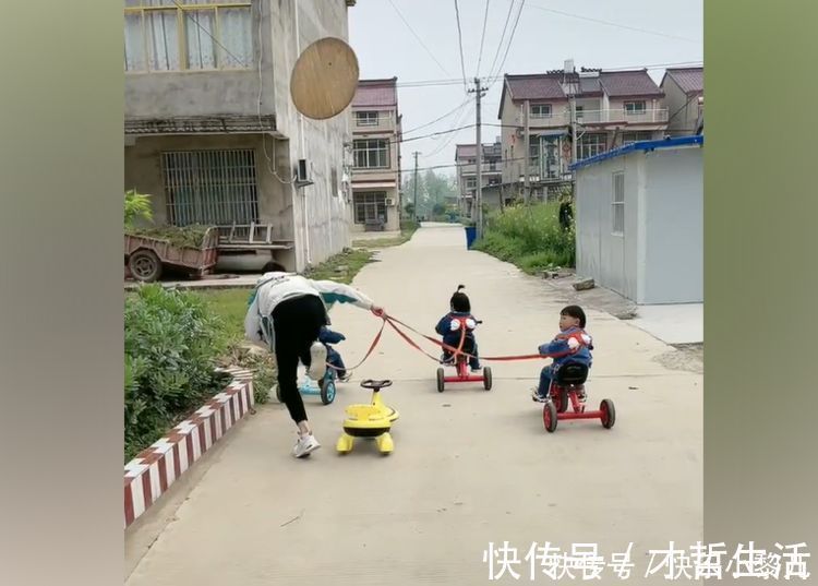佛罗伊德|三胞胎骑车，用绳子拉玩具车上的爸爸，网友：百公里耗油三瓶奶
