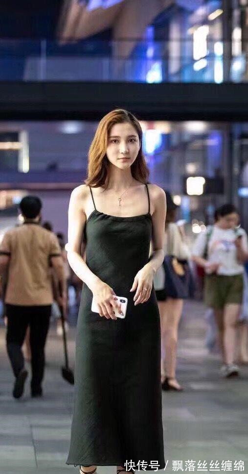 穿搭 美女一身黑色吊带连衣裙简约大气,搭配透明凉鞋,时尚靓丽显气质!