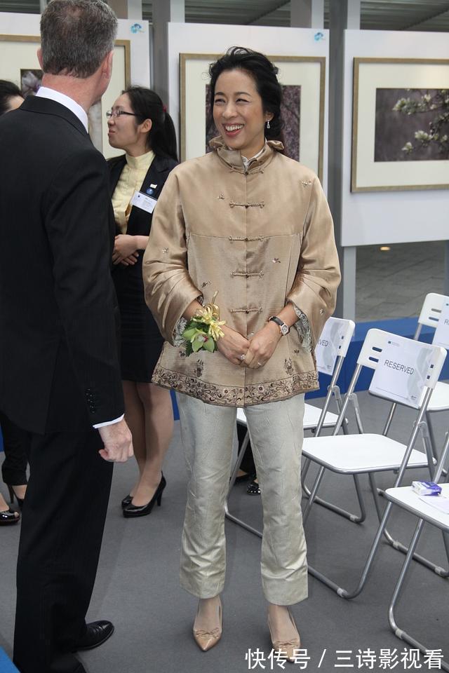 典雅 郭晶晶婆婆被宠成公主,当众高调给老公撒娇,穿纱网旗袍一脸福相